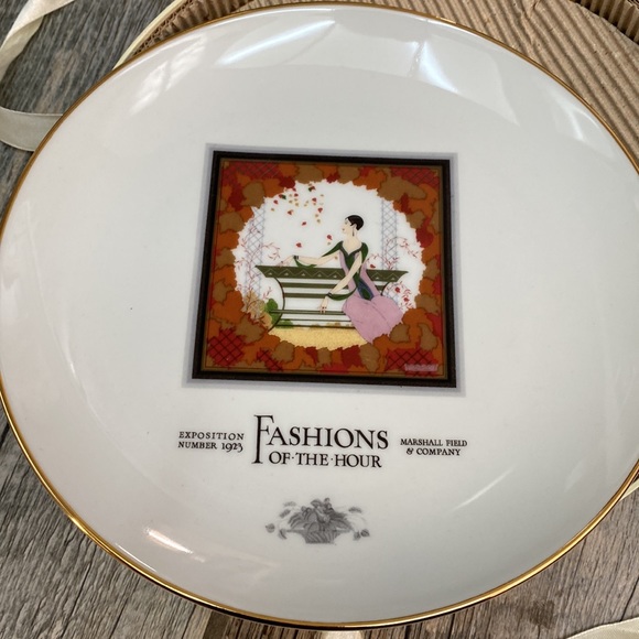 4 Collectible Plates FASHIONS OF THE HOUR - Marshall Field's 2002 - Picture 3 of 9